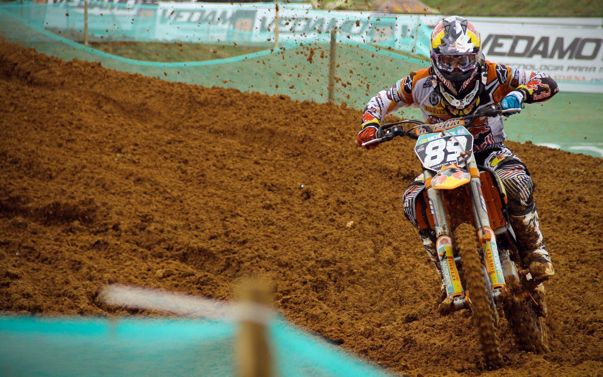 马克西最后时刻上篮先碰篮板遭封盖，裁判裁决进球无效引发赛场波澜